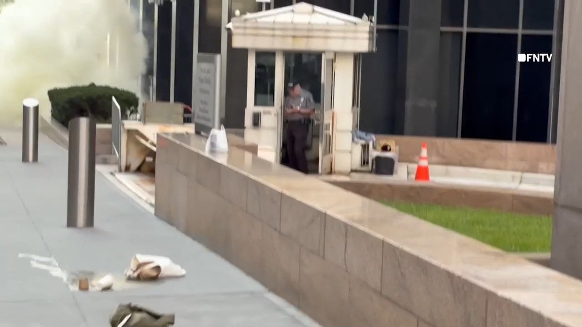 😳 Explosion outside NYC federal building leads to suspect takedown. Credit: