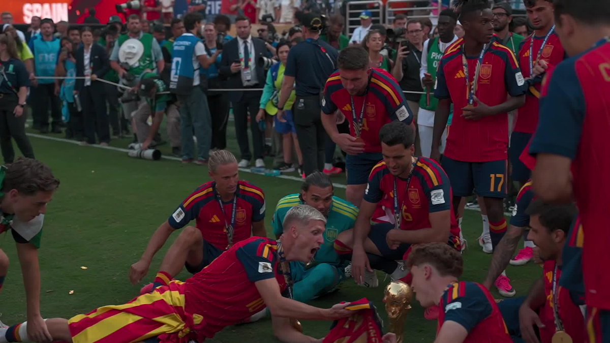 Ese momento en el que ves las dos estrellas en la camiseta y puedes cantar que eres CAMPEÓN DEL MUNDO 😍🌟🌟 #DAZNMundial #FIFAWorldCup