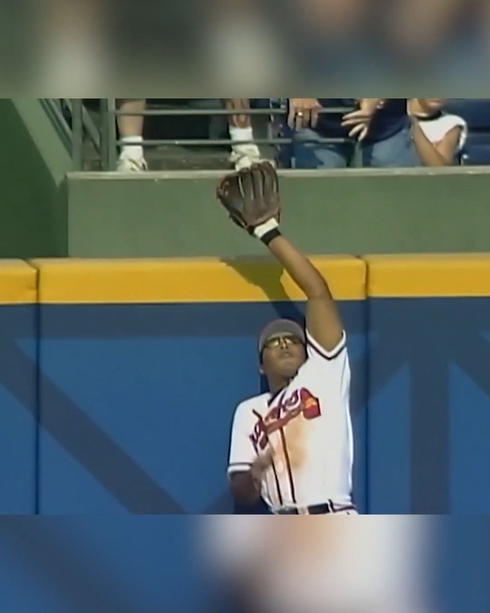 This is why Andruw Jones won 10 consecutive Gold Gloves 😮