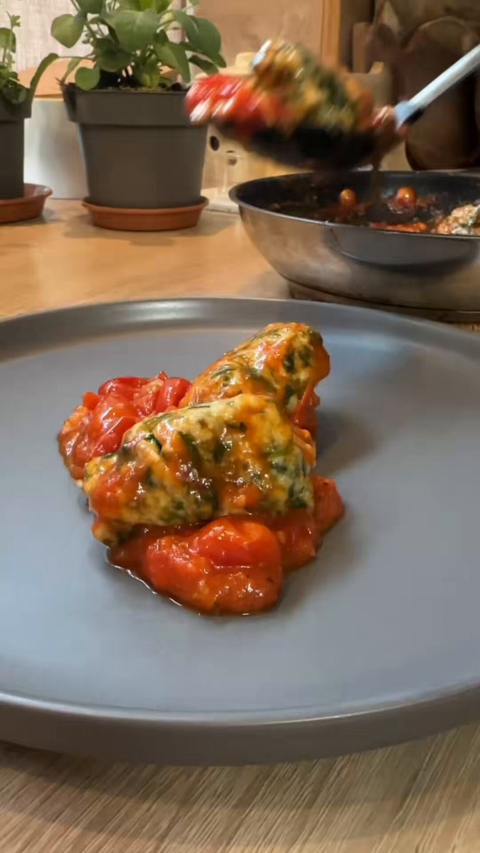 Das Essen der armen Leute. Früher hatten die Menschen oft wenig, aber sie waren voller Einfallsreichtum. Sie kochten mit dem, was der Garten und die Natur hergaben, und schufen daraus Gerichte, die bis heute Klassiker sind. So wie diese Spinatknödel aus Südtirol – einfach, ehrlich und voller Geschmack.