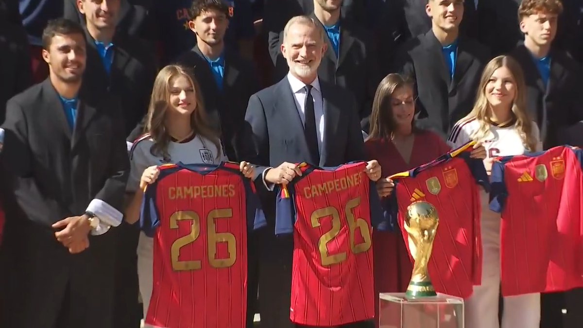 Their Majesties King Felipe and Queen Letizia, accompanied by Princess Leonor and Infanta Sofía, welcome the Spanish national team. #VamosEspaña #FIFAWorldCup