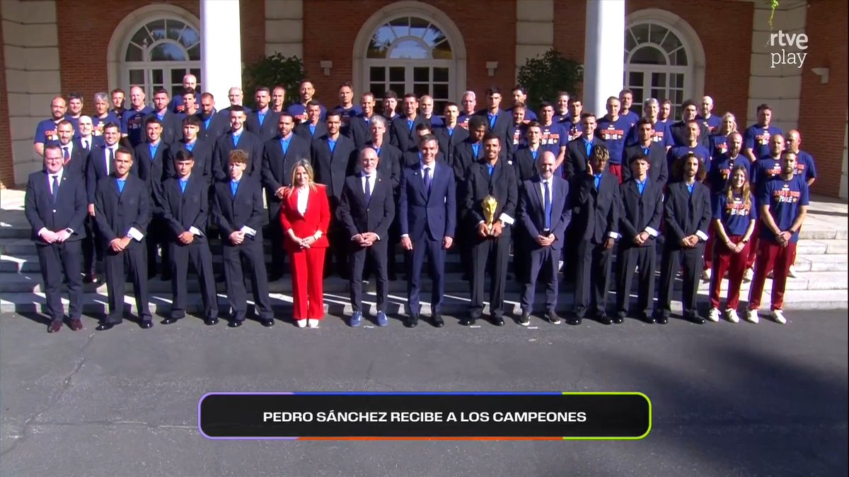 El presidente del Gobierno, Pedro Sánchez, recibe a los campeones de la Selección Española Masculina de Fútbol en el Palacio de La Moncloa. #MundialRTVE #EspañaSuperestrella #LaSegundaEsNuestra ⭕