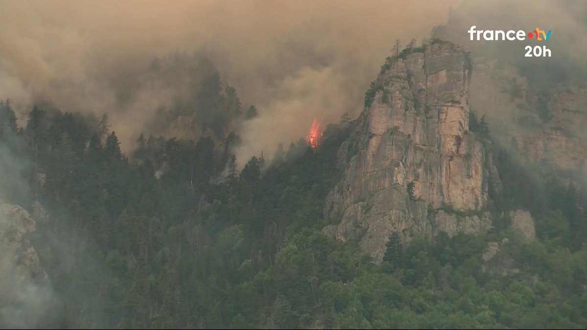 ๐ซ๐ท๐ฅ Aucune rรฉgion nโest รฉpargnรฉe par les incendies : ร Taradeau, dans le Var, 200 hectares ont dรฉjร brรปlรฉ et quatre maisons ont รฉtรฉ dรฉtruites, alors que des feux restent actifs en Haute-Corse et dans les Hautes-Pyrรฉnรฉes .#JT20h