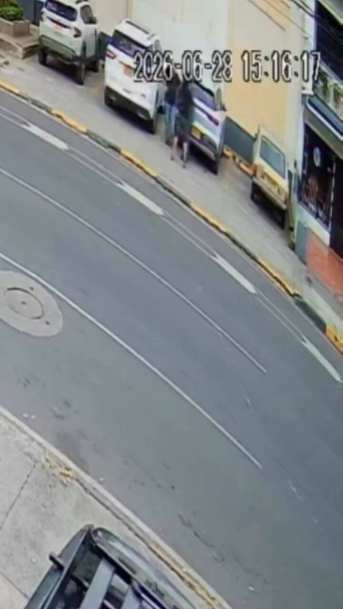 #PLOMOTERAPIA 💥 Se conoció impactante video de seguridad registrado el pasado 28JUN en Cali, que muestra balacera entre ciudadanos y un delincuente. En las imágenes se aprecia cómo el individuo recibe varios impactos de bala y, pese a sus heridas, intenta escapar arrastrándose.