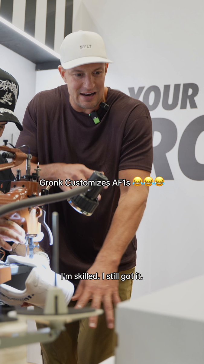 Gronk dropped some bars and showed us his sewing skills at Fanatics Fest 😂