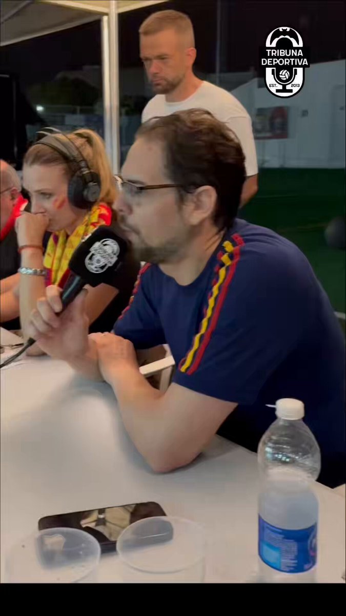 🎥 En enero el plan era ir a cubrir el Mundial a 🇺🇸, un Tribunero amigo nos ofreció casa todo el Mundial. Una operación lo cambió todo y apareció Canals, al que no podemos estar más agradecidos por estas 5 semanas. Allí hemos disfrutado algo enorme como periodistas y no lo cambiamos por nada. Así vivimos ayer la final y el título. Con esto cierro el Mundial 2026 🇪🇸🇪🇸🇪🇸🇪🇸🇪🇸🇪🇸
