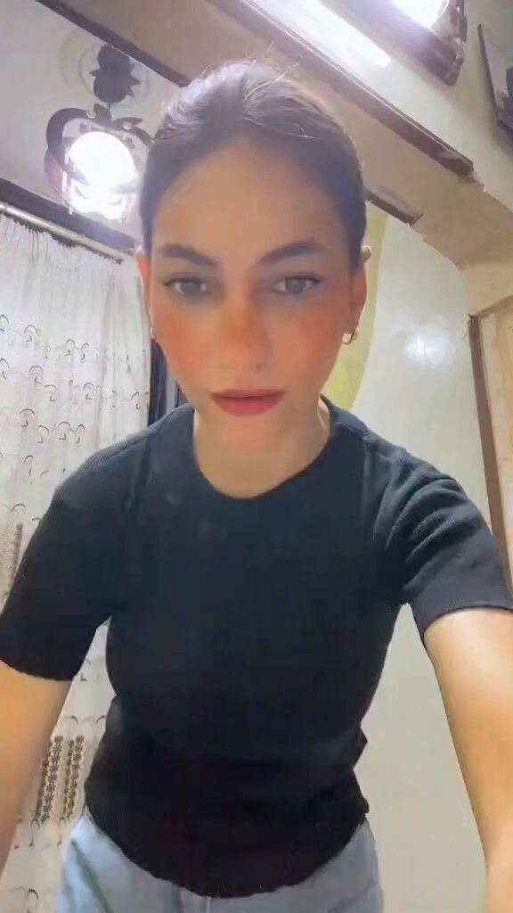 بنوتة جميلة اسمها فاطمة زعلانة وبتشتكي إن في حد اتنـ.ـمر عليها .. لكن السؤال هنا ليه أصلا ممكن حد يعمل كده ❗️