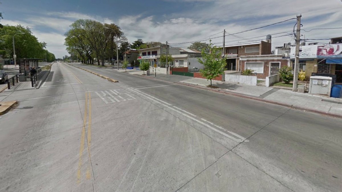 UN JOVEN LE QUISO ROBAR A UN DELIVERY, PERO ERA UN POLICÍA Y TERMINÓ CON UNA BALA EN LA CARA La Policía investiga el intento de robo por parte de un delincuente a un delivery, quien repelió el ataque y baleó al malhechor. El hecho se dio cuando el hombre intentó hurtarle a la víctima, quien es efectivo policial y también se desempeña como repartidor. De acuerdo con la información policial, el suceso se dio en las calles Islas Canarias y Garzón. La víctima iba en moto cuando el hombre lo abordó y lo encañonó para que le diera el dinero recaudado. El policía dio la voz de alto y procedió a disparar, hiriendo al delincuente en la cara. Pese a ser baleado, el hombre se dio a la fuga a pie y quedó detenido a tres cuadras de la escena. El joven de 28 años es señalado por los vecinos por ser el autor de otro hurtos en la zona. Dónde ocurrió: (+) en Montevideo Portal: