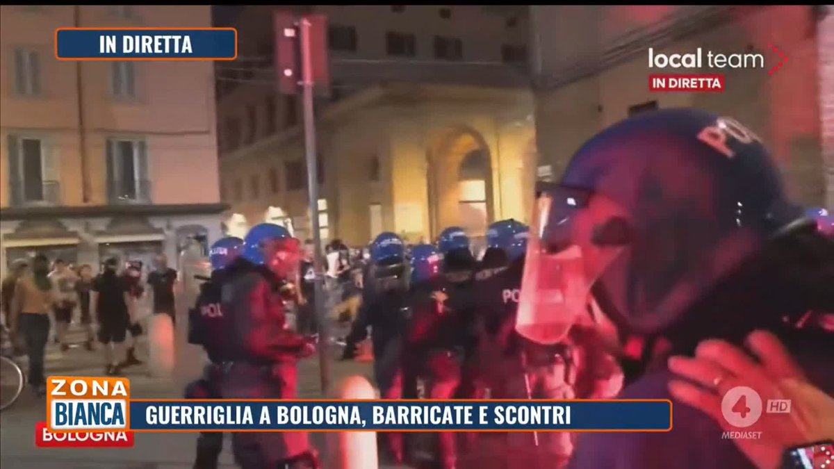 Guerriglia a Bologna, barricate e scontri Gli aggiornamenti in diretta a #ZonaBianca