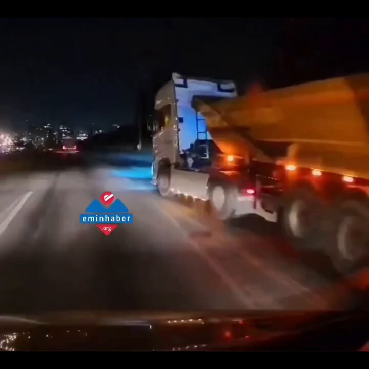 İstanbul'da Hadımköy Gişelerinde iki hafriyat kamyonunun tehlikeli manevraları, içinde personeller bulunan servis aracına zor anlar yaşattı. Gişelerden çıkan kamyonlardan biri servis aracının önüne kırarken, daha sonra iki kamyon yol ortasında durdu.
