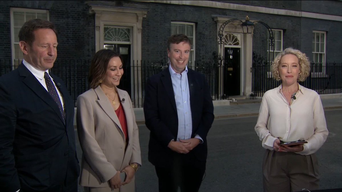 Andy Burnham spoke without a lectern on Downing Street - which meant no Hot Podium Guy. Watch @CathyNewman's ode to the sound engineer loved by Westminster watchers ⬇️