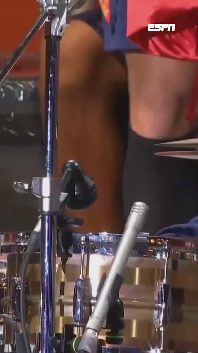 Marc Cucurella steelt de show 🥁🎤