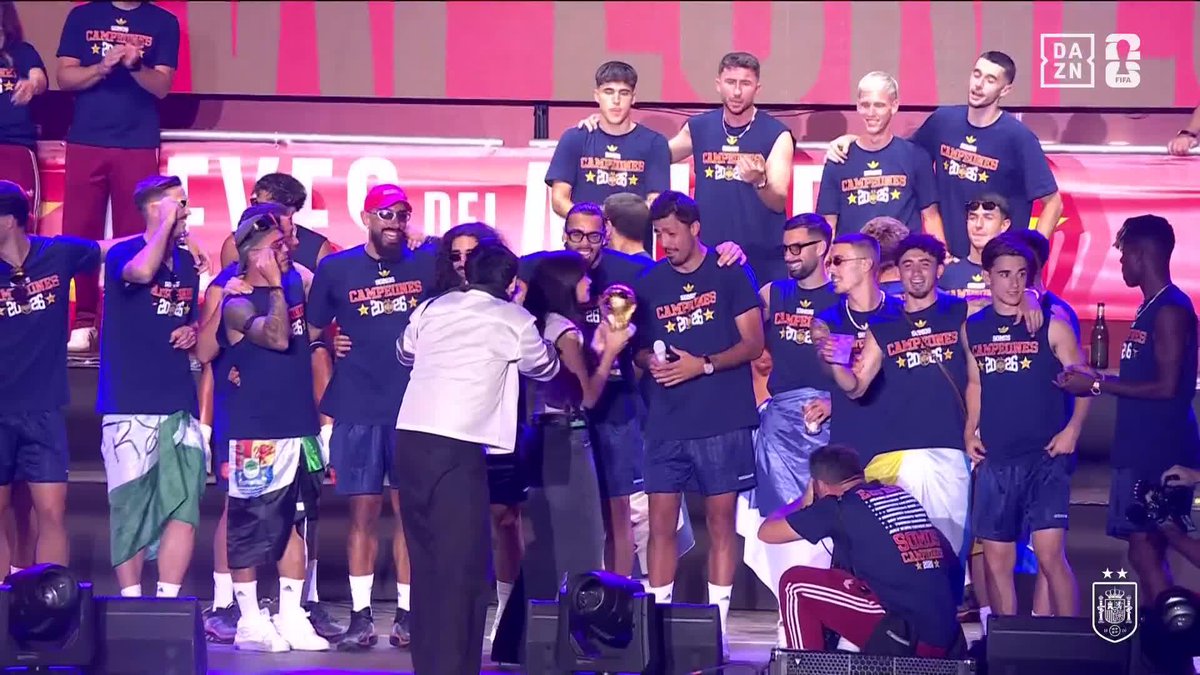 De superestrella a superestrella 🌟🌟 Vaya momentazo de Rodri coreando el nombre de Aitana 🙌🏻🇪🇸 #DAZNMundial #FIFAWorldCup
