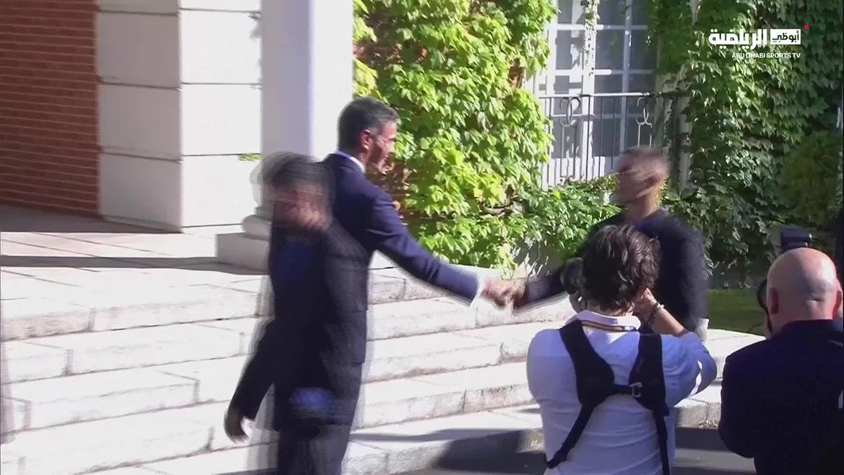 🇪🇸🏆 أبطال العالم في لقاء رسمي مع رئيس الوزراء الإسباني بيدرو سانشيز بعد التتويج بالمونديال.
