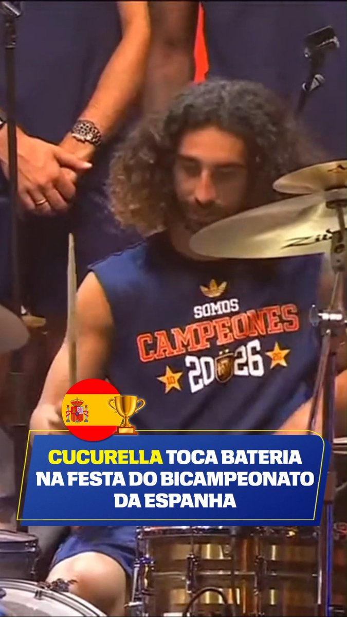 MULTITALENTOS! 🥁 🏆 O Cucurella aproveitou que estavam montando os equipamentos para a atração musical, se arriscou na bateria e chamou a galera! #ESPN2026 #FIFAWorldCup #Espanha #Cucurella