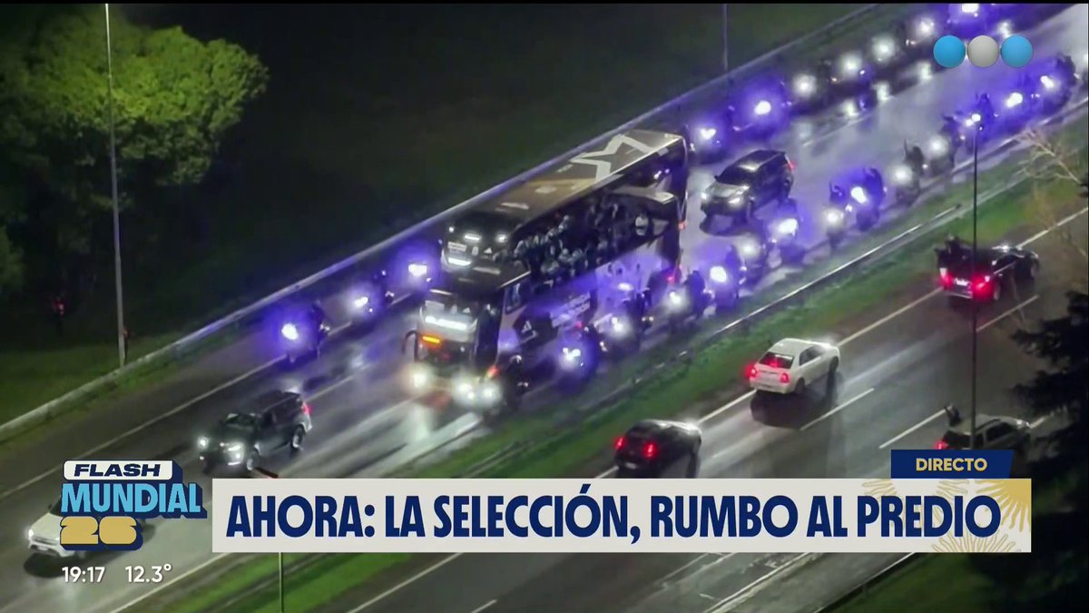 Locura por la Scaloneta: Cientos de hinchas recibieron a la Selección en Ezeiza y los campeones devolvieron todo el cariño con un saludo inolvidable. Mirá más en #TelefeNoticias en vivo en