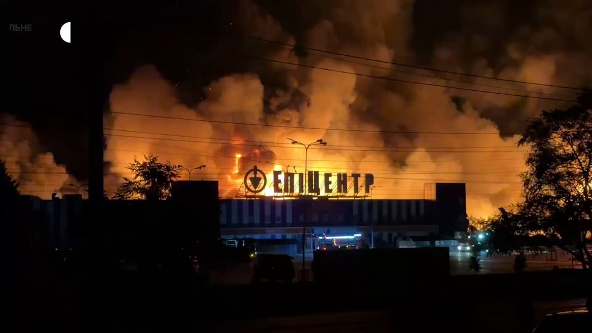 🚨BREAKING NEWS After the Russian Army strike in Sumy, the destroyed Epicenter shopping center is burning.🇷🇺🚀🔥 ▪️It is located next to a gas station previously hit by drones. ▪️The enemy often hides drone production facilities and other military installations in such shopping centers.