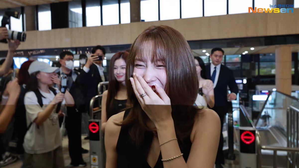 The fans were shouting their names so quickly like "minaminamina" that MISAMO were laughing so hard and the reporters even copied them 😭