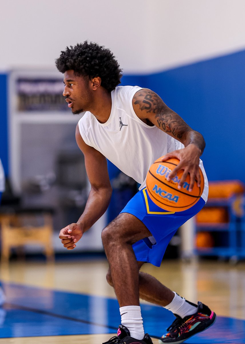 Getting familiar with 𝐉𝐚𝐲𝐥𝐞𝐧 𝐏𝐞𝐭𝐭𝐲. ✔️ 6-foot-1, sophomore guard 📍 Seattle, Wash. #GoBruins