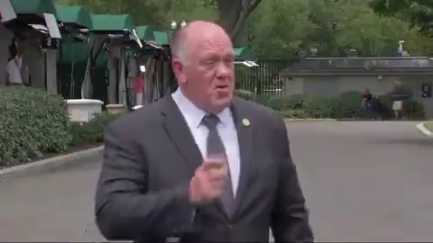 El zar de la frontera de la Casa Blanca, Tom Homan, aseguró este lunes que los migrantes fallecidos a manos de autoridades migratorias en los últimos días "hoy estarían vivos" si hubieran acatado las órdenes de los agentes. "Si no les gusta lo que les hizo la autoridad, pues váyanse al tribunal, demanden, llamen a la ACLU, hagan lo que quieran. Con la autoridad siempre se coopera, y si hubieran cooperado, hoy estarían vivos", señaló. Video: APTN