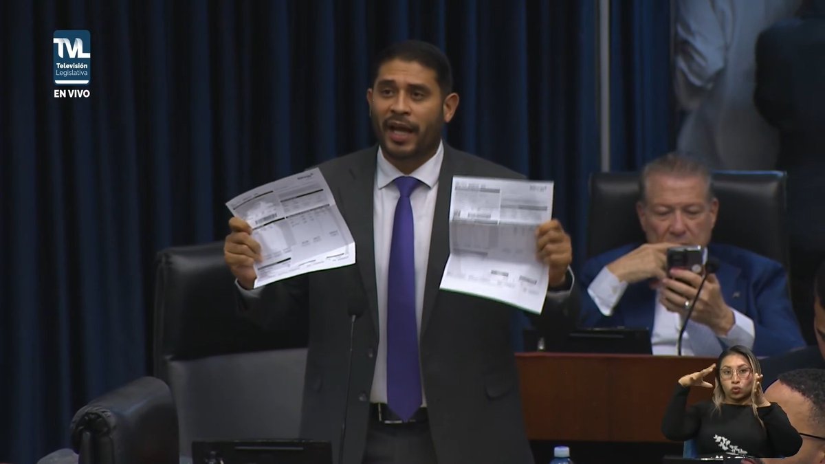 "Traigo dos recibos de energía, uno del mes de mayo y el otro del mes de junio. Uno tiene 35 dólares y al siguiente mes se duplicó", señaló este lunes ante el Pleno de la Asamblea Nacional el diputado Jhonathan Vega, quien instó a los clientes a los que les haya pasado lo mismo a que presenten sus denuncias ante la ASEP Panamá .