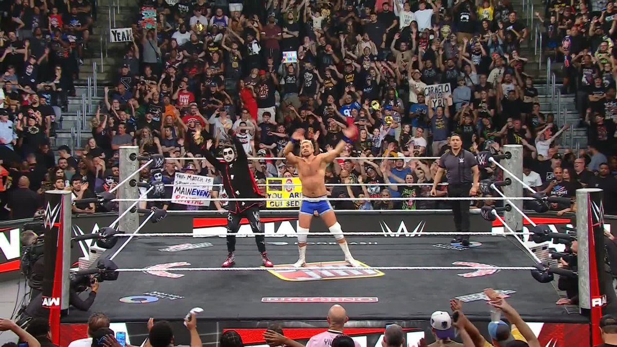WAVE YOUR HANDSHAUSEN 👋 @JoeHendry picks up the WIN!