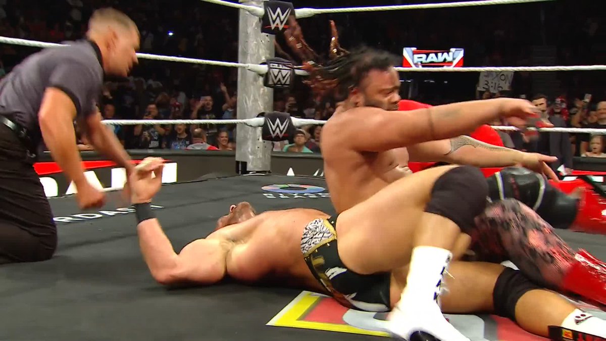 Jacob Fatu scores the victory after the distraction on the outside! 🫢 WOW!