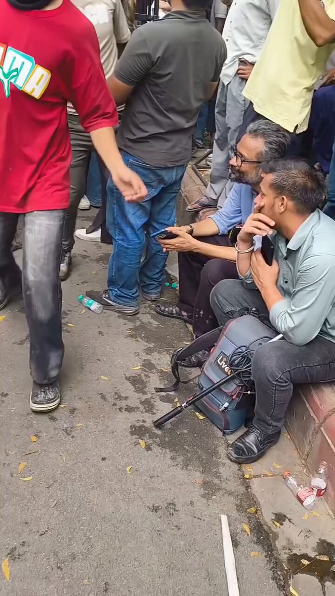 जैसे ही लाठीचार्ज हुआ गोदीमीडिया वालों ने कैमरा और माइक बंद कर लिया। फिर आंदोलनकारियों ने उन्हें खरी खरी सुनाई।