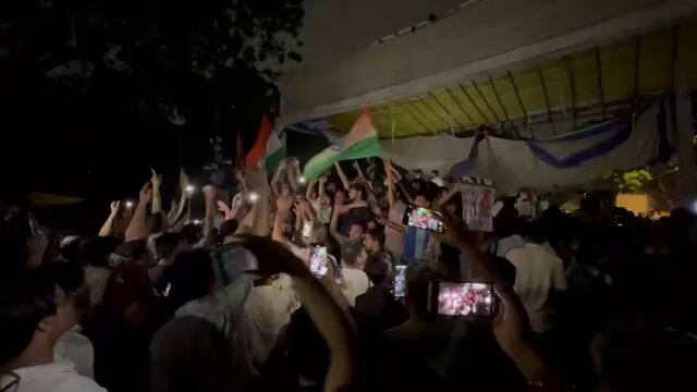 दिल्ली पुलिस ने दिन में छात्रों के खूब परेशान किया फिर भी छात्र अपने भविष्य की खातिर डटे रहे, रात 3 बजे का नजारा है। #संसद_मार्च