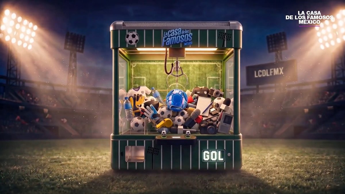 ¡Una cancha de fútbol y micrófonos! ⚽️🎤🔥 Conoce la decimocuarta revelación, ¿te imaginas quién es? 🎉👁️ 🔺 Descubre de quién se trata este 21 de julio en punto de las 12 PM por #ViX, #LasEstrellas, #Canal5, #ElNueve y todas nuestras plataformas digitales 🚨