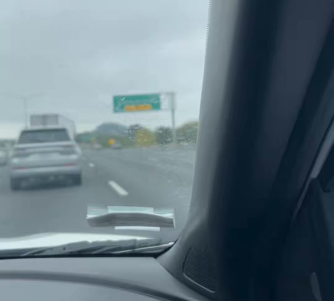 This trucker was zig zagging back and forth to slow down traffic like a highway patrol car.🤯 Never seen a truck driver or anyone else do this besides law enforcement. Possible brake failure and trying to slow down, but then he was driving normal again a few miles down the highway. Wonder what in the world would have caused him to do that. 🤔