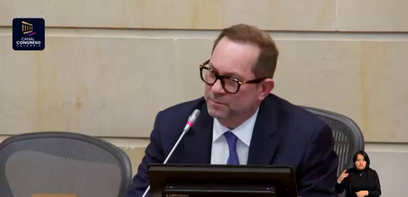 NOOOO SEA MARICA Las vueltas que da esta sicaria de la salud para decir que públicamente votarán por el CENTRO DEMOCRÁTICO es lo más vomitivo que he escuchado de la politiquería. Definitivamente el PETROURIBISMO es un hecho. Malparidos
