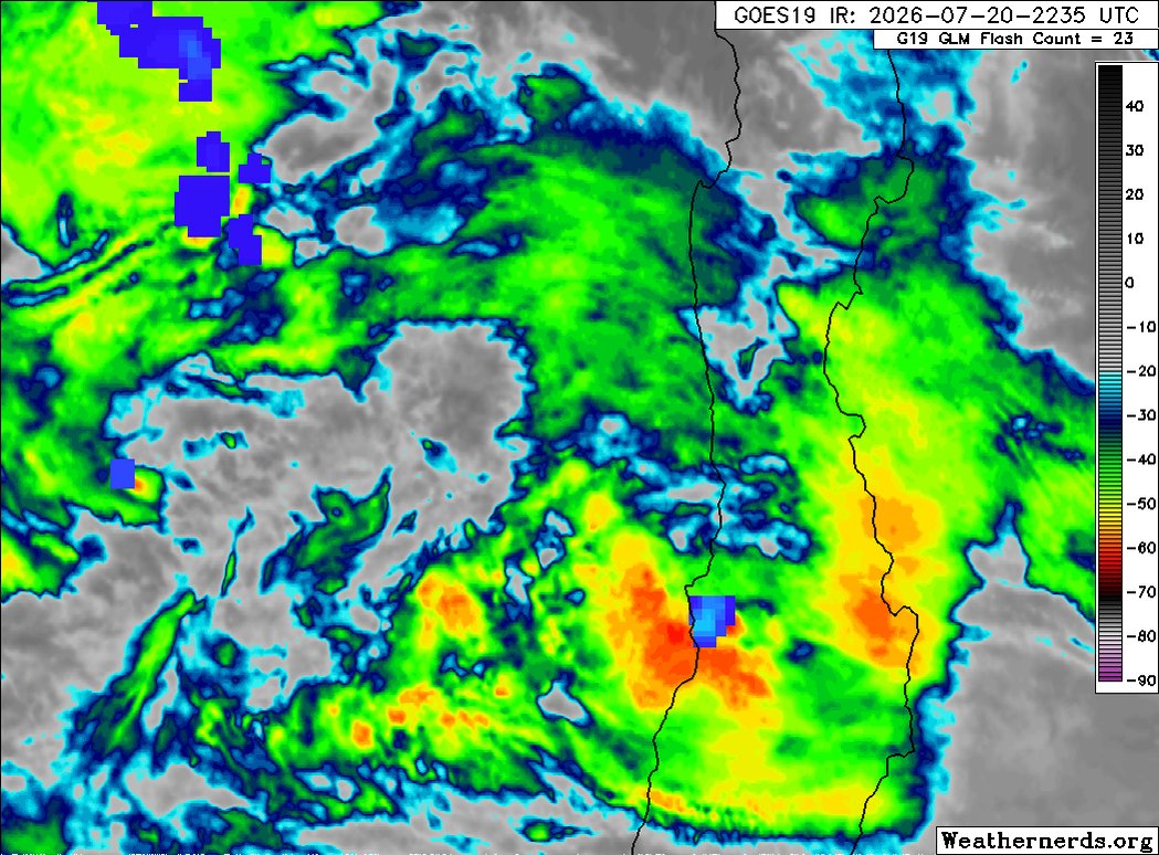 ⛈Así se observa el núcleo de tormentas en el océano frete a las costas de Atacama (sur) a O'higgins. Muchas cumulonimbus bien desarrolladas con topes superiores a -60°C ¿Qué es lo que se espera para las próximas horas en la zona centro-norte a zona centro-sur de Chile? 🔽 Pues bien, el escenario meteorológico para este martes 21 de julio está definido por la acoplada interacción entre un agresivo forzamiento dinámico en la alta atmósfera y un potente reservorio de inestabilidad en el Pacífico. En los niveles medios (500 hPa), la irrupción de una vaguada de núcleo frío está generando una destacada advección de vorticidad ciclónica positiva que cruza desde la zona marítima hacia el continente. Este patrón aporta el forzamiento dinámico (ascenso vertical forzado) de gran escala necesario para desestabilizar la columna atmosférica de forma abrupta, empinando el gradiente térmico vertical al inyectar aire frío en la tropósfera media. Paralelamente, sobre el océano se ha estructurado un importante reservorio termodinámico. El modelo ECMWF muestra un CAPE "Energia Potencial Convectiva" significativo, mar adentro frente a las costas del sur de Atacama y la Región de Coquimbo, donde los valores oscilan entre los 600 a 815 j/kg. Esta inestabilidad oceánica responde al contacto de la masa de aire polar con la capa de límite marítima relativamente más cálida y húmeda, acumulando energía de flotabilidad lista para ser liberada. A medida que este flujo se aproxima a la costa, mantiene montos entre 100 a 600 j/kg en las regiones Atacama (sur) a Biobío, lo que resulta más que suficiente en un entorno con fuerte ascenso dinámico para desencadenar convección profunda. El acoplamiento de esta vorticidad ciclónica en altura con la alta energía disponible (CAPE) en el mar es el verdadero motor de la severidad del evento. Esta sincronía ya se evidencia en los sensores del satélite GOES-19 y el sensor eléctrico GLM, registrando intensas celdas convectivas con topes de nubes extremadamente fríos (hasta -60 a -70°C) y constante actividad de rayos mar adentro. Durante la jornada del martes, la circulación del oeste transportará estas líneas de inestabilidad e intensos núcleos de cumulonimbos directamente hacia la franja costera y valles entre el sur-centro de Atacama y Biobío, aumentando la probabilidad de tormentas eléctricas frecuentes, chubascos torrenciales de corta duración, ráfagas de viento convectivas y caída de granizo aislado. ⛈⛈⛈ ¿Hay tormenta en tu sector? Reporta la situación en la caja de comentarios! ☔ - - #sistemafrontal #temporal #lluvia #tormenta #rayos #truenos #relampagos