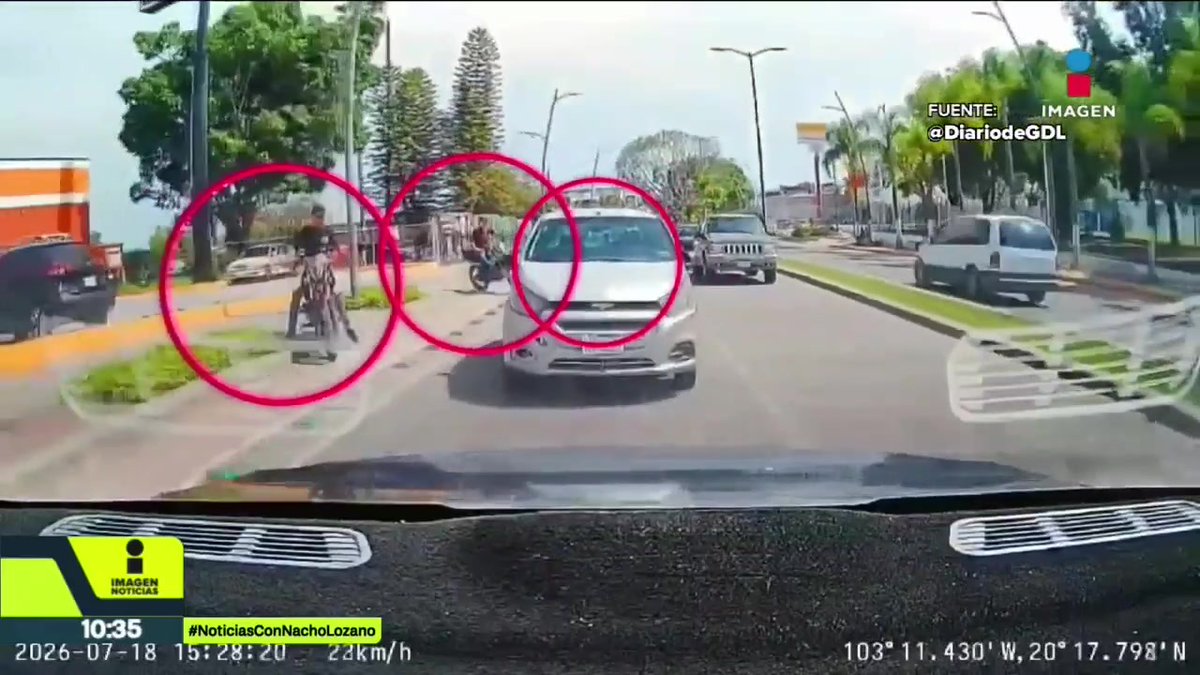 Un chofer de aplicación logró huir de lo que parece un nuevo #ModusOperandi de robo en Chapala, #Jalisco. Un supuesto usuario le solicitó un viaje, pero al recogerlo, el conductor se percató que algo no estaba bien. Así lo grabó desde la cámara de su auto: #NoticiasImagen