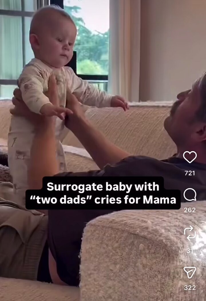 „Es gibt keine Mama.“ Zwei Neu-Väter lachen ihr Leihmutter-Baby aus, das 'Mama' ruft. Der Clip geht viral. Dieser Umgang ist der Grund für die Skepsis zu Leihmutterschaft, macht die Debatte so schwierig. Das Gefühl, die neuen Mütter/Väter verfügten über gekaufte Ware, Moral egal.