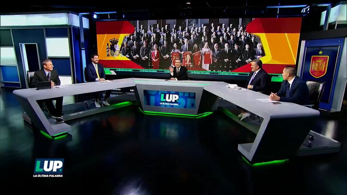 "TODOS TIENEN UNA HISTORIA DETRÁS" 🥺🇪🇸 La mesa de #LUP recuerda los logros de la España campeona de #LaCopaxFSMX, recalcando que varias figuras pasaron por momentos complicados para llegar a donde están. 👏 #LUP