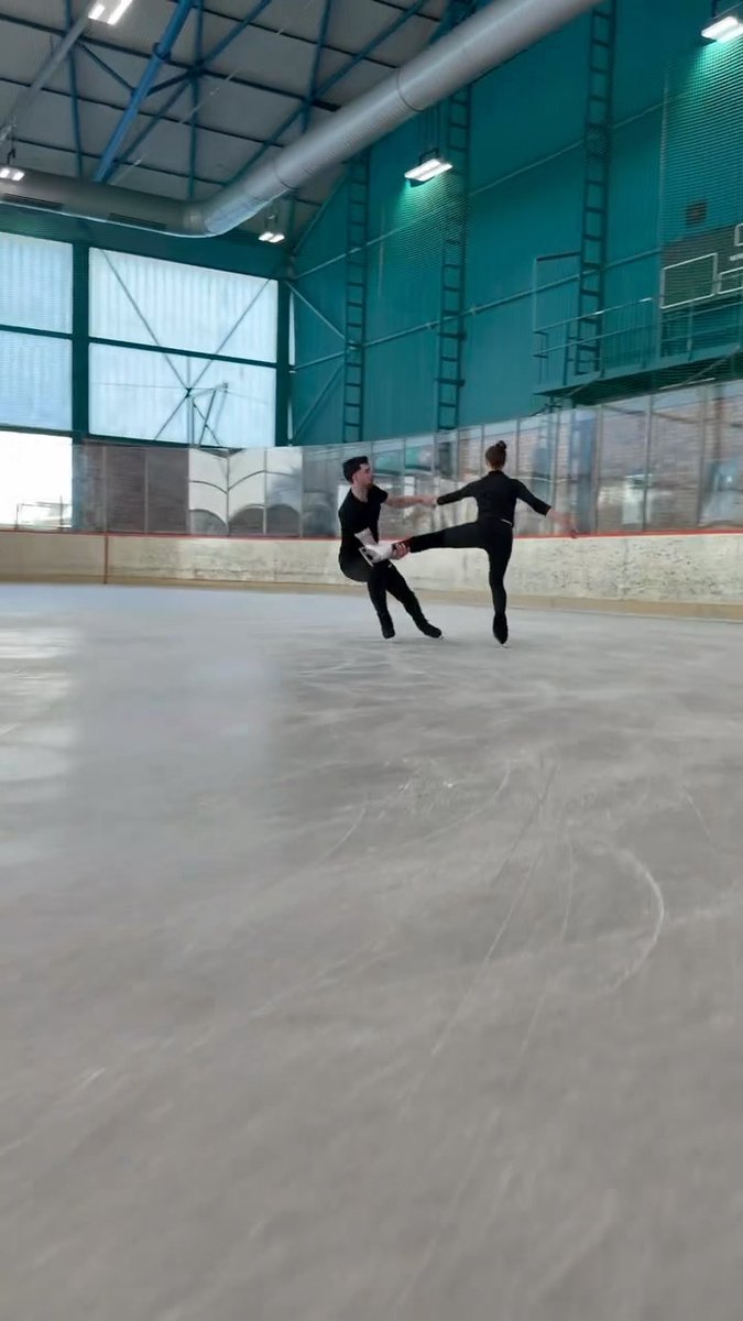 Flying into another week of summer practice with Annika Hocker & Robert Kunkel ✈️❄️ #FigureSkating