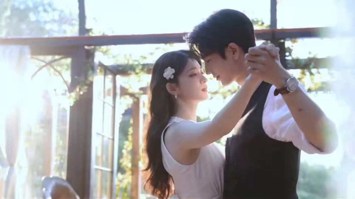 กรี๊ดดดดดดดด!! นี่ชอบเคมีตอนเค้าซ้อมกัน น่ารักกว่าตอนรอยเตอร์ 10เท่า และชอบหลิงเฮ่อหน้าสด 💬ฉู่หรัน: คุณรู้จักเวอร์ชันห้องซ้อมไหม? 💬หลิงเฮ่อ: เวอร์ชันห้องซ้อม (ฉู่หรันรองเท้าหลุด) 💬หลิงเฮ่อ: หรือว่าผมเหยียบมันหลุดไป? 💬ฉู่หรัน: ไม่ใช่ มันหลุดเอง 💬หลิงเฮ่อ: ผมทำถูกแล้วใช่ไหม? 💬ฉู่หรัน: ว้าว คุณเรียนรู้แล้วนะ 💬หลิงเฮ่อ: ก็โอเคมั้ง 💬ฉู่หรัน: คุณเก่งมากจริง ๆ 💬ฉู่หรัน: คุณแอบไปฝึกมาหรือเปล่า? 💬หลิงเฮ่อ: ใช่ครับ 💬ผมฝึกมา 2 วันแล้ว