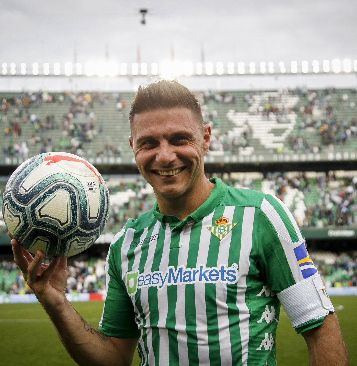 Día inmejorable para recordar el partido en el que Joaquín se convirtió en el jugador más veterano en marcar un hat-trick en LALIGA.