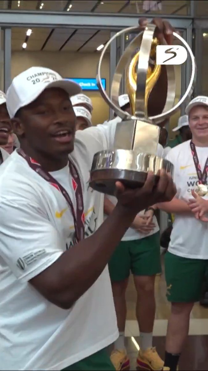 Celebrations for the #JuniorBoks on their arrival back to South Africa as #JuniorWorldChampionship winners 🇿🇦🥳