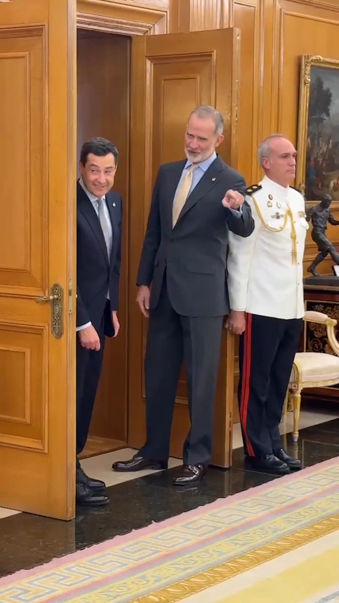 Una simpรกtica conversaciรณn con el Rey Felipe tan solo unas horas despuรฉs de que haya recibido a los campeones del mundo. Nos han hecho vibrar a todos y estamos muy orgullosos de la Selecciรณn Espaรฑola Masculina de Fรบtbol. Gracias, Majestad.