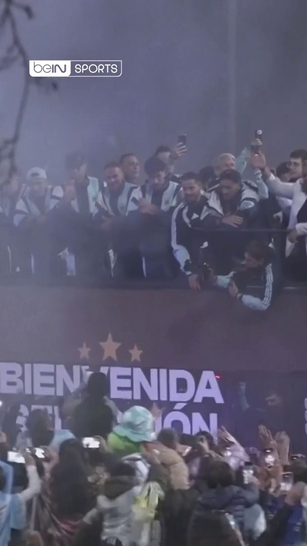 🇦🇷 استقبال جماهيري حافل للمنتخب الأرجنتيني لدى عودته إلى بوينس آيرس، رغم خسارة نهائي كأس العالم أمام إسبانيا. #كأس_العالم2026