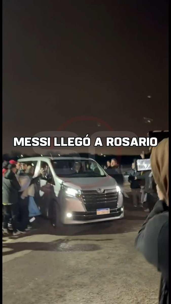 🚨 #AHORA - Lionel Messi ya está en Rosario y así llegó a su casa en Funes tras finalizar la Copa del Mundo. 📺 #SportsCenter | #DisneyPlus Plan Premium