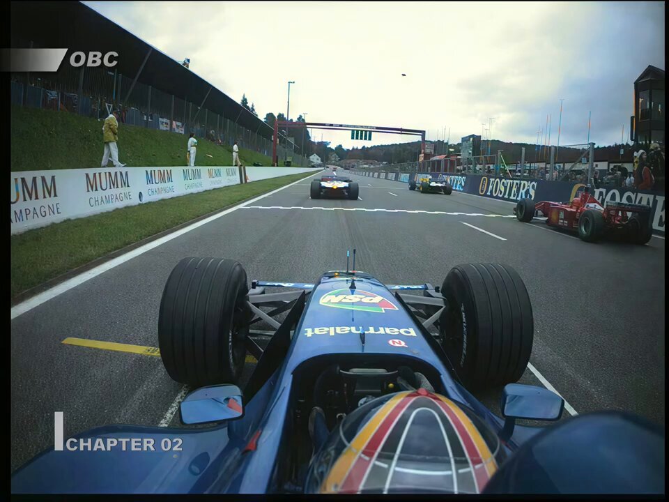 Startta sorun yaşayan araç, oluklu lastikler, V10 motor sesi, patlayan motor nedeniyle dumana bulanan pist, buram buram old F1 kokan bir video…