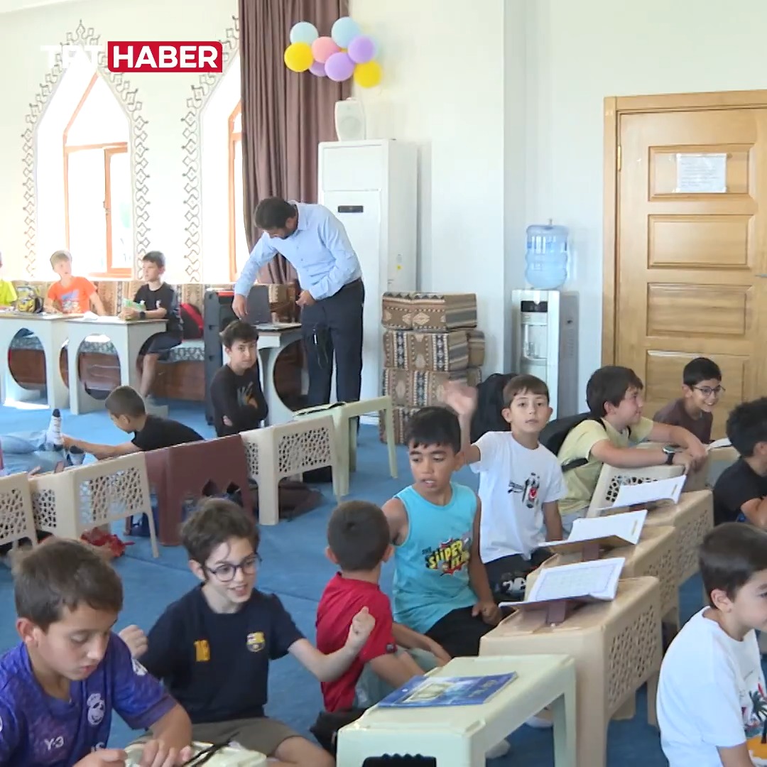 Camiler çocuk sesleriyle şenlendi. Okulların kapanmasının ardından çocuklar, Kur’an kurslarının yolunu tuttu. Kurslarda hem Kur'an-ı Kerim öğreniyor hem de sosyal aktivitelere katılıyorlar.