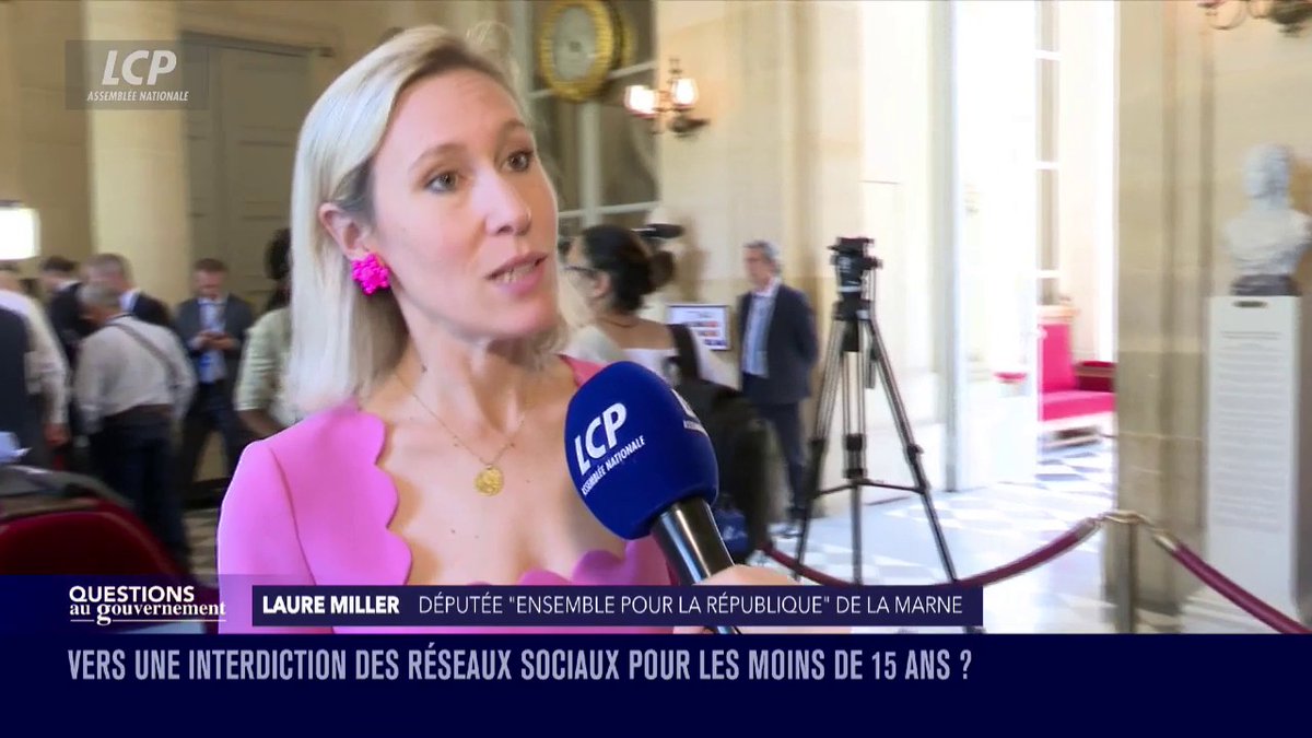 Interdiction des réseaux sociaux avant 15 ans : "Ce n'est pas que symbolique", explique la rapporteure du texte Laure Miller. "Cette loi va contraindre les plateformes à mettre une vérification d'âge au moment de l'inscription sur les réseaux sociaux". #QAG