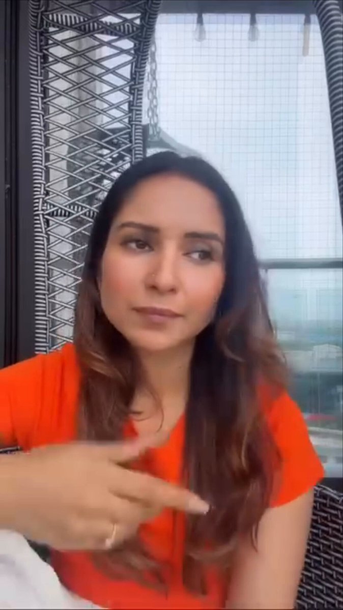 Dheeraj Dhoopar's wife shared a video clarifying the "cheat" controversy. She said there was no outside information involved. When she went to drop off their son to meet Dheeraj, she only left him a small note as a sign to let him know he is okay or not and to encourage him to play more actively. #LockUpp2 #LockUpp #DheerajDhoopar