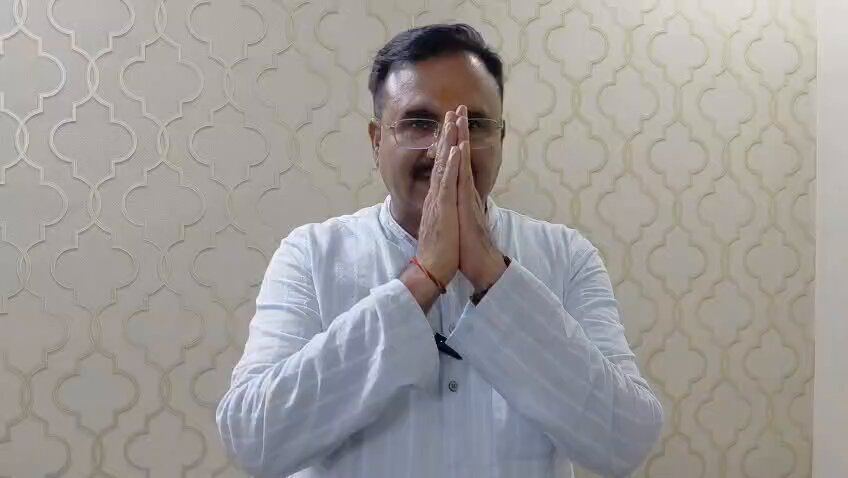 यह बेहद दुर्भाग्यपूर्ण और शर्मनाक है। कल और आज का दिन भारतीय लोकतंत्र के इतिहास में काले दिवस के रूप में याद किया जाएगा। जिस तरह से मोदी सरकार के इशारे पर दिल्ली पुलिस ने माननीय "राहुल गांधी" जी के साथ बर्बरतापूर्वक व्यवहार किया, उन्हें सड़क पर घसीटा और गिराया, यह लोकतांत्रिक मूल्यों और संवैधानिक मर्यादाओं पर सीधा प्रहार है। इस दौरान उन्हें चोट भी आई है। प्रधानमंत्री नरेंद्र मोदी जी, लोकतंत्र में असहमति की आवाज़ को कुचलने की नहीं, सुनने की परंपरा होती है। राहुल गांधी जी, और देश के युवाओं के साथ हुए इस अमानवीय व्यवहार के लिए देश से माफी मांगिए। याद रखिए, सत्ता का अहंकार स्थायी नहीं होता, लेकिन लोकतंत्र की आवाज़ हमेशा ज़िंदा रहती है। देश इस बर्बरता को कभी नहीं भूलेगा और न ही आपको माफ करेगा। #RahulGandhi