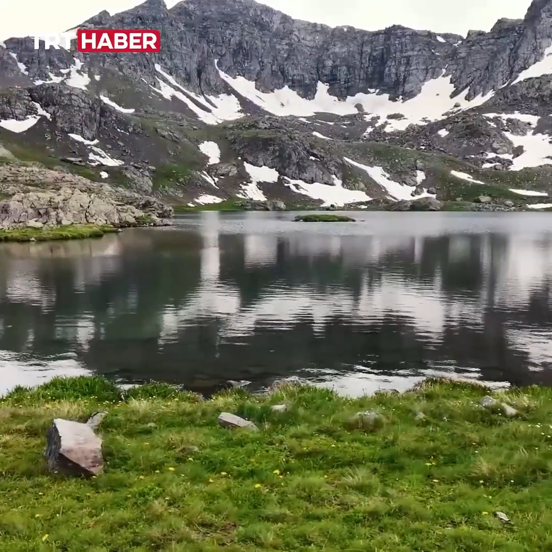 Erzurum dağlarında saklı bir güzellik: İspir Yedigöller Zengin bitki örtüsü ve farklı renk tonlarıyla kartpostallık manzaralar sunan İspir Yedigöller, doğaseverleri bekliyor.