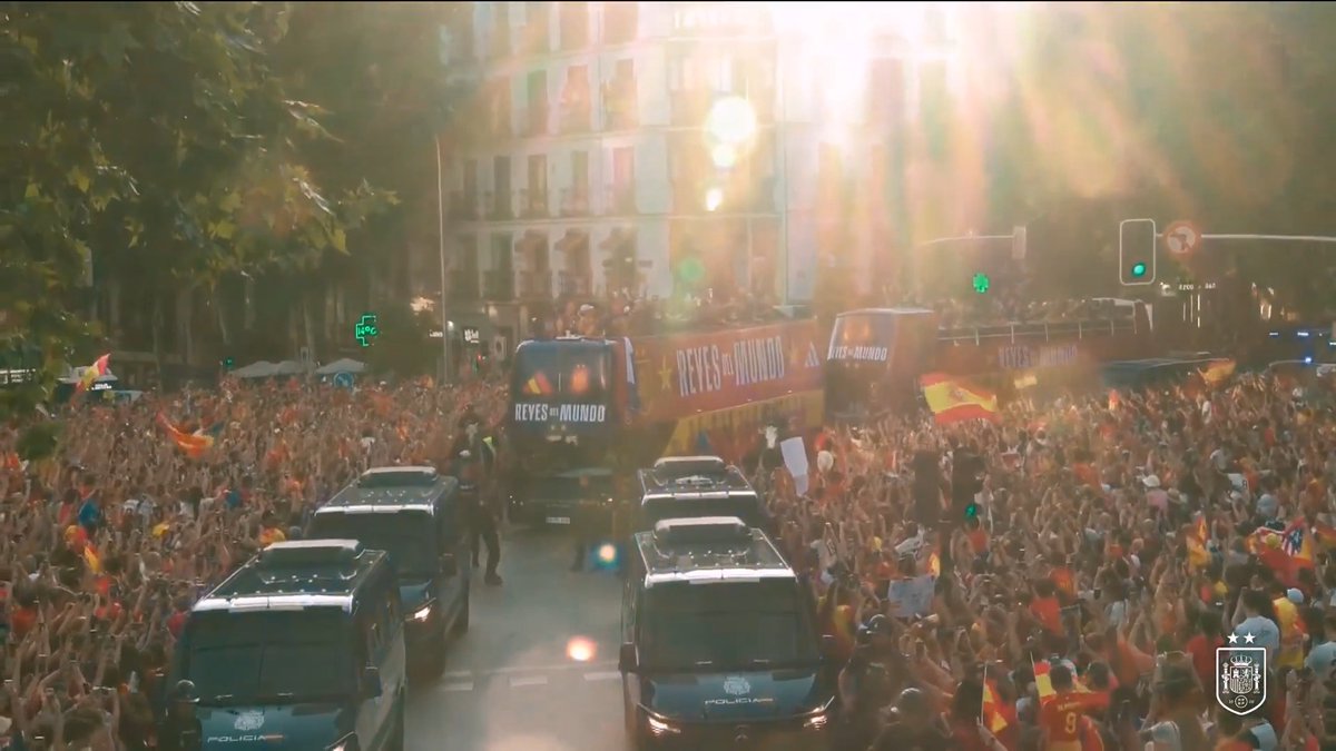 📺 Has visto la celebración por la tele. 🚍 La has visto desde dentro del bus. 🐦 Pero... ¿y a vista de pájaro? Quédate a bailar con nosotros un poquito más. #VamosEspaña | #ReyesDelMundo